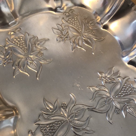 Vintage aluminum serving tray with handles. - Picture 2 of 6